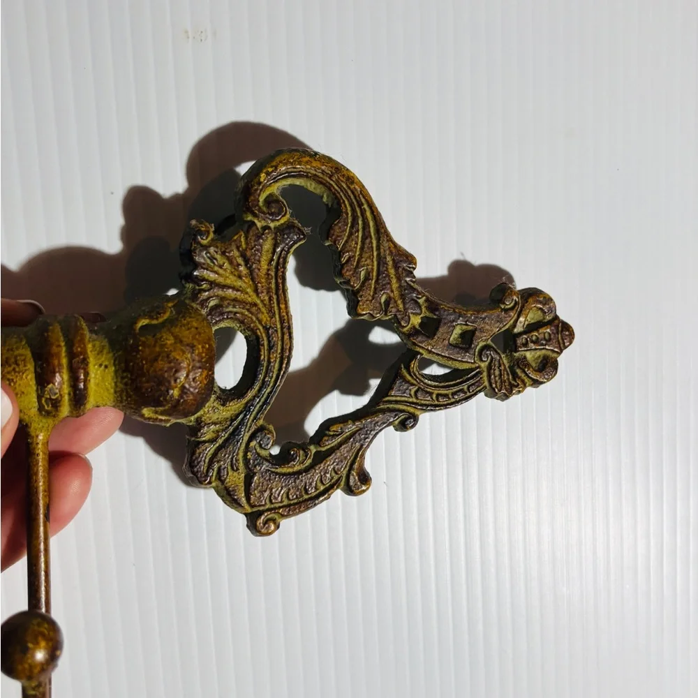 Vintage skeleton key cast iron wall holder